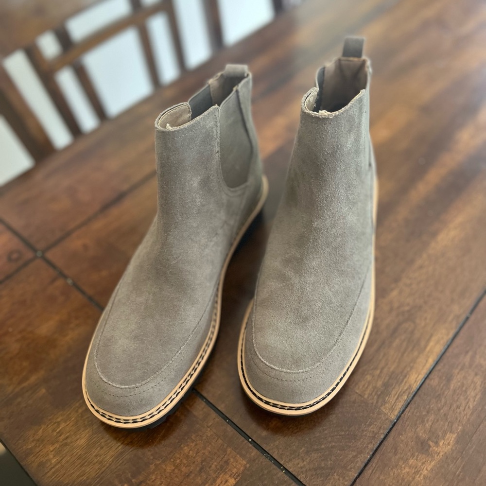 Taupe Me Too booties (Sz 8 - NWT)